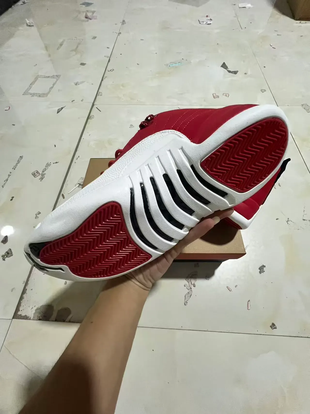 Air Jordan 12 红白绗缝皮革篮球鞋 6