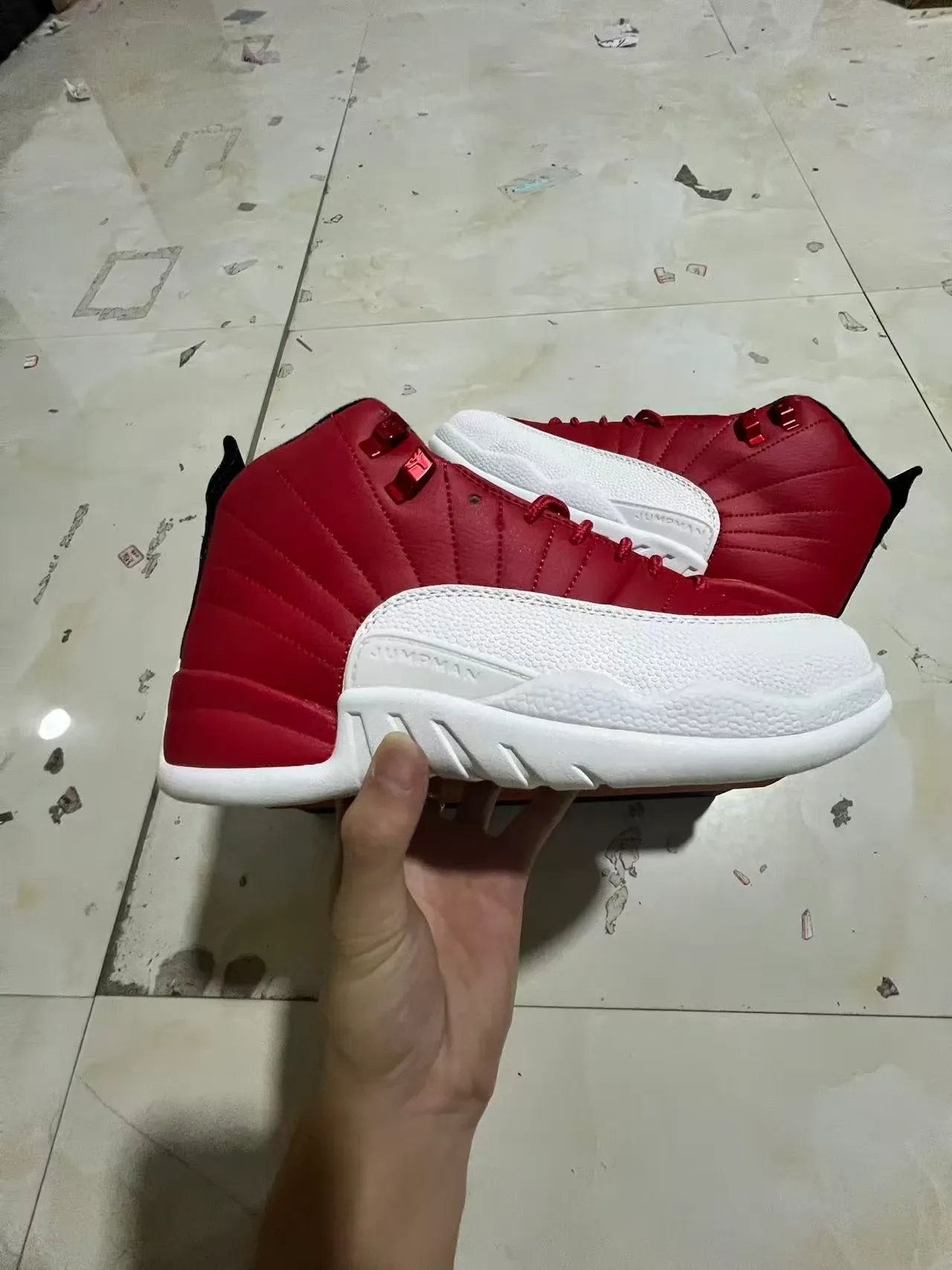 Air Jordan 12 红白绗缝皮革篮球鞋 7