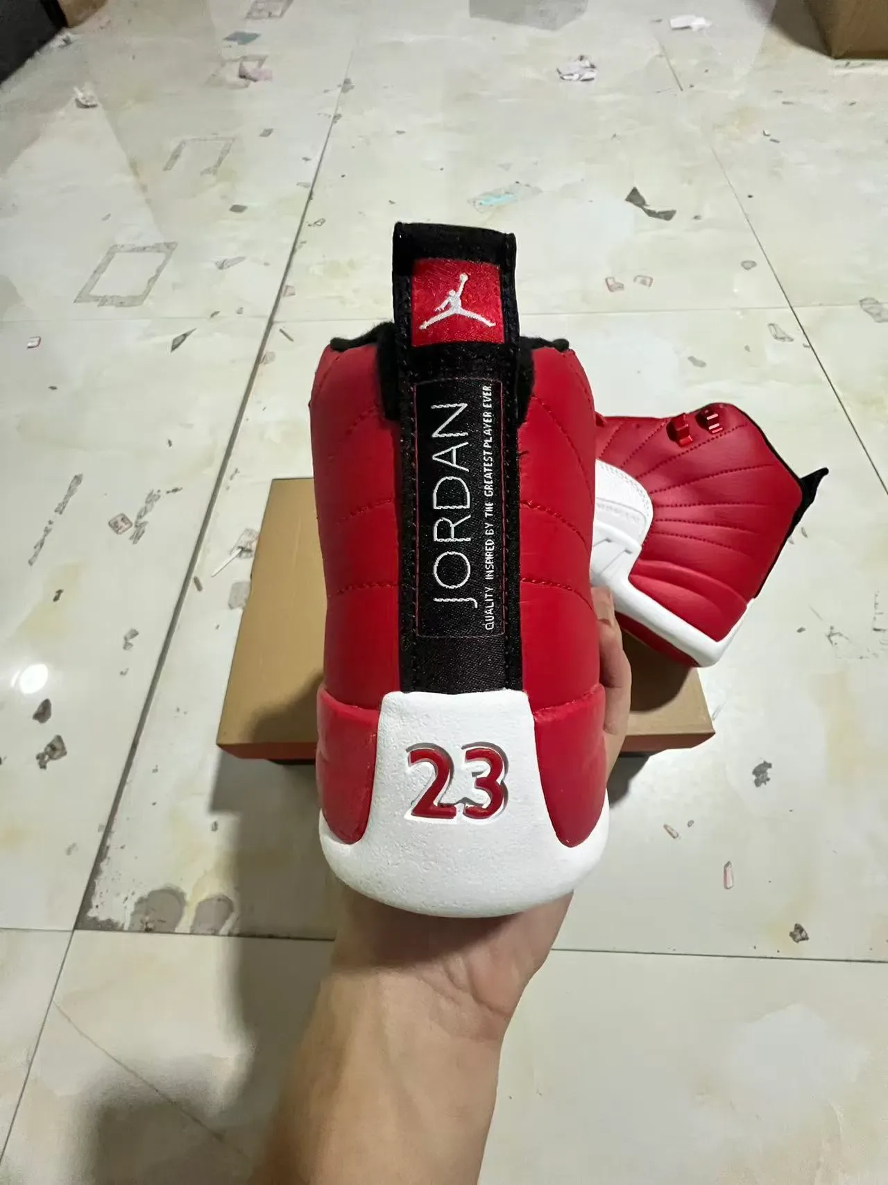 Air Jordan 12 红白绗缝皮革篮球鞋 8