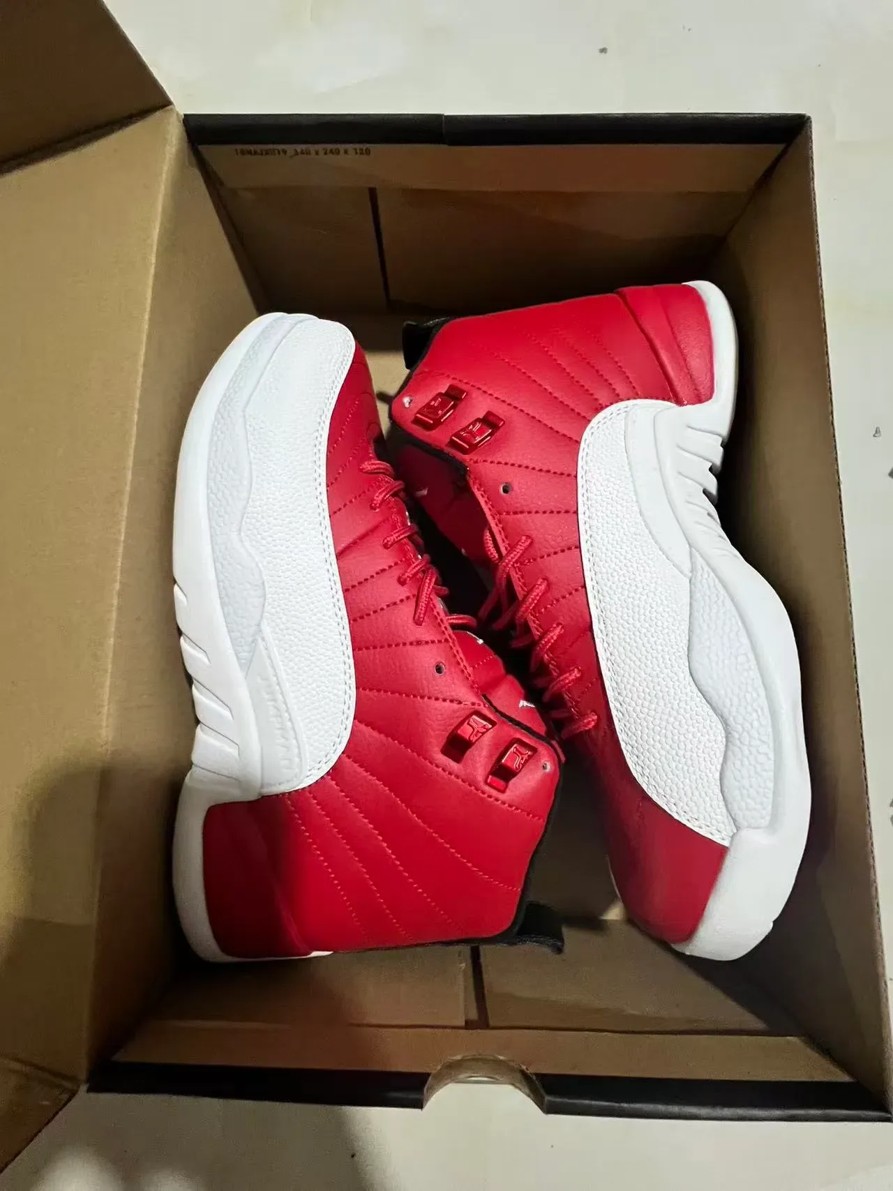 Air Jordan 12 红白绗缝皮革篮球鞋 9