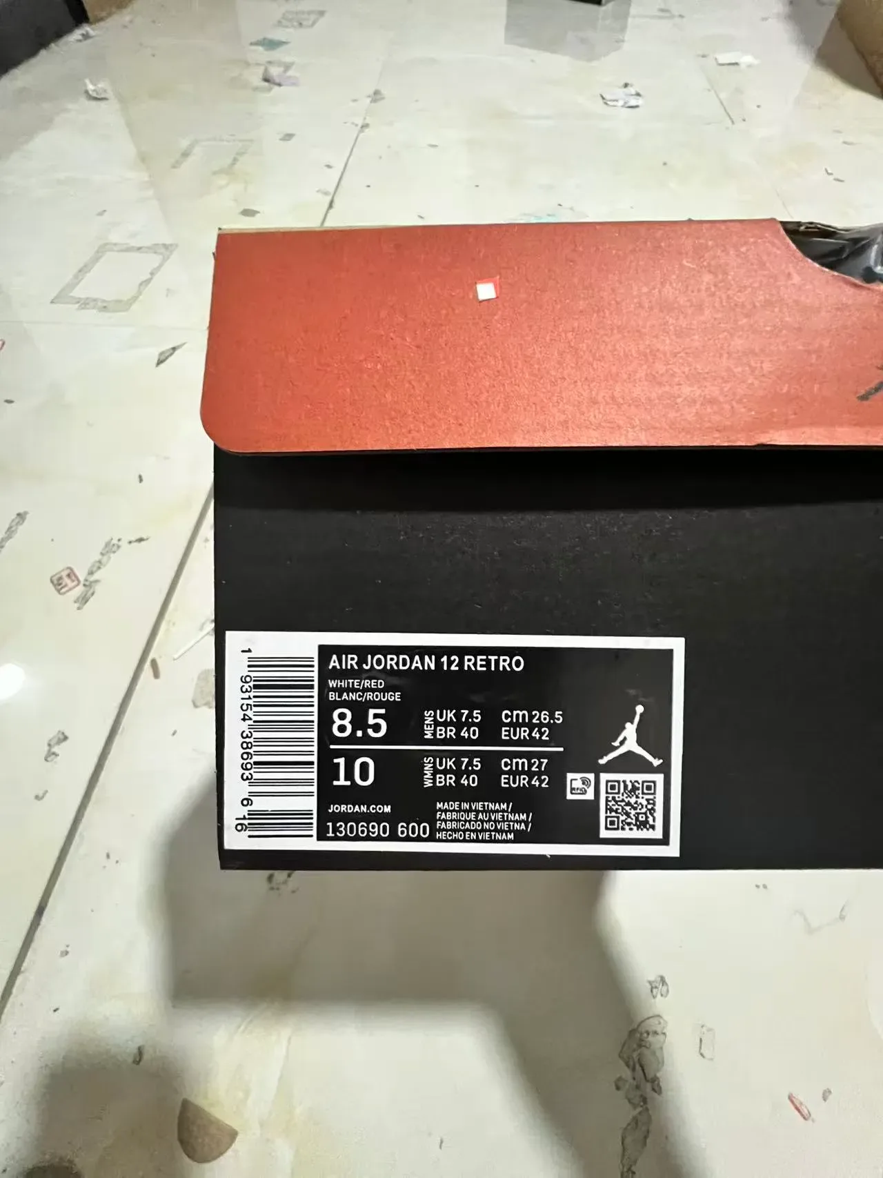 Air Jordan 12 红白绗缝皮革篮球鞋 10