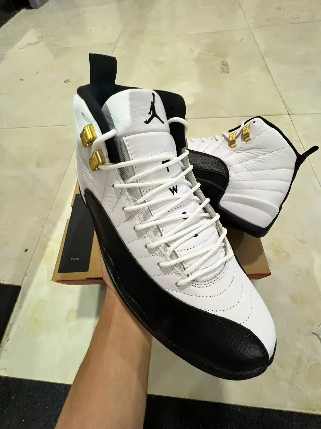 Air Jordan 12 白黑金篮球鞋 2