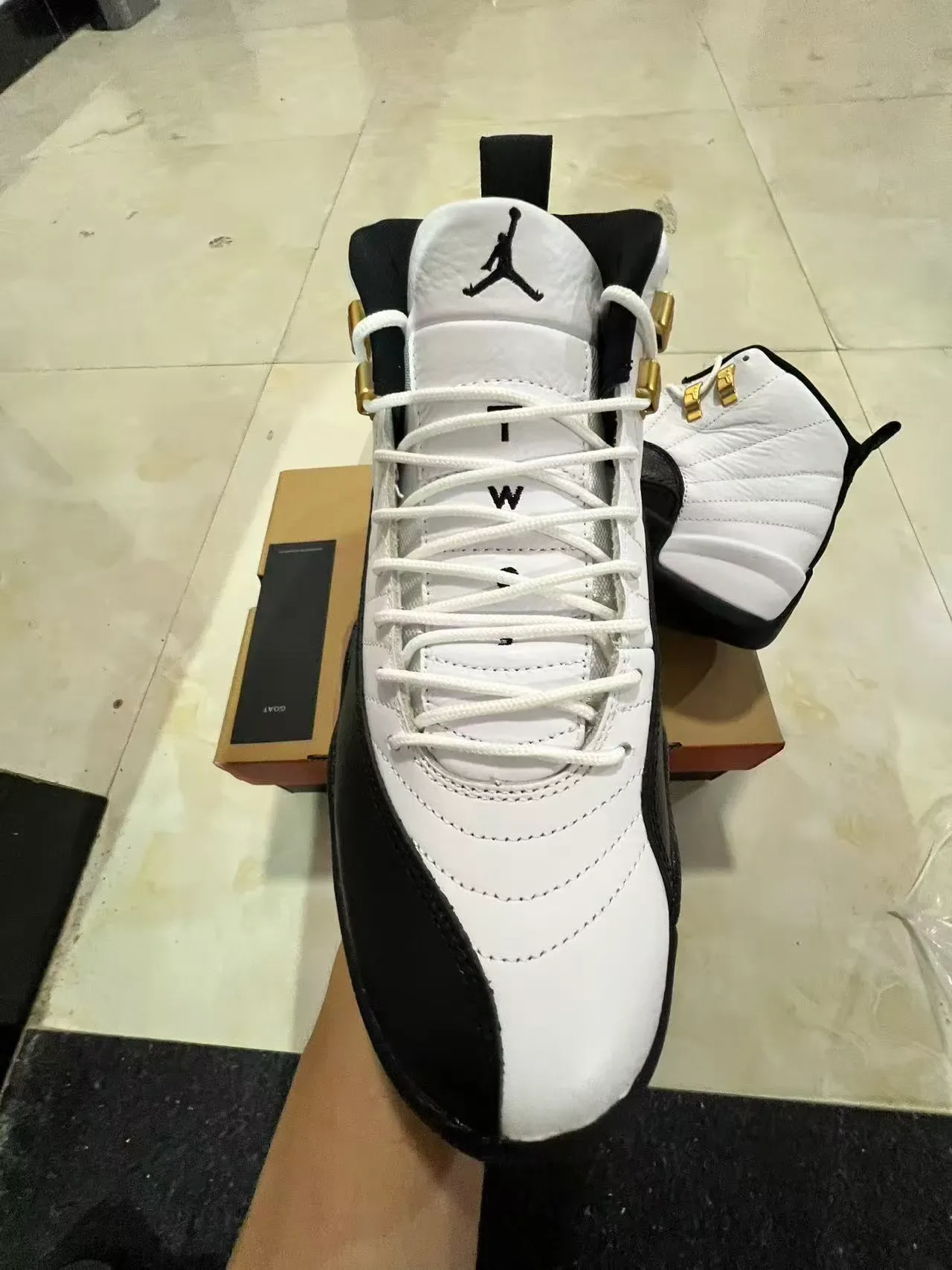 Air Jordan 12 白黑金篮球鞋 3