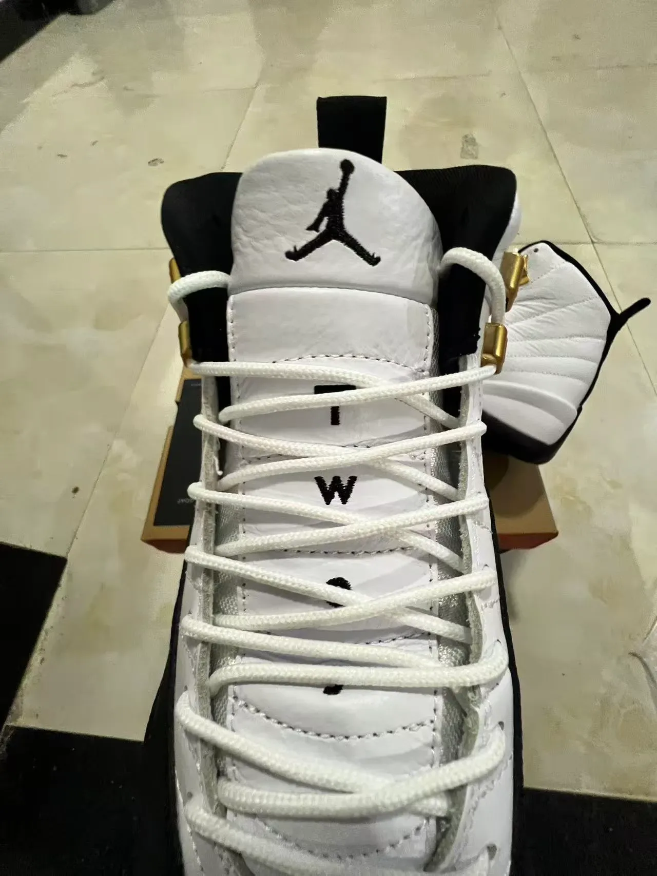 Air Jordan 12 白黑金篮球鞋 4
