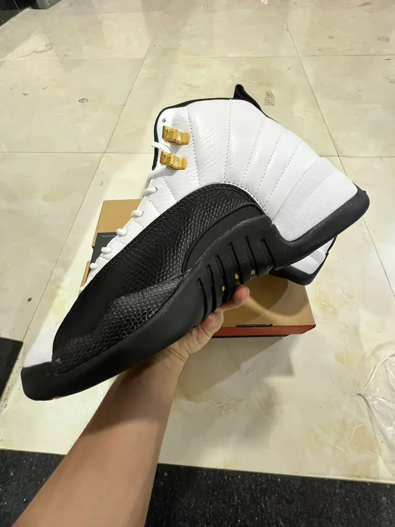 Air Jordan 12 白黑金篮球鞋 5