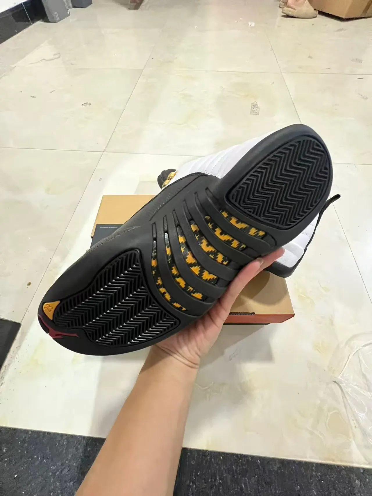 Air Jordan 12 白黑金篮球鞋 6