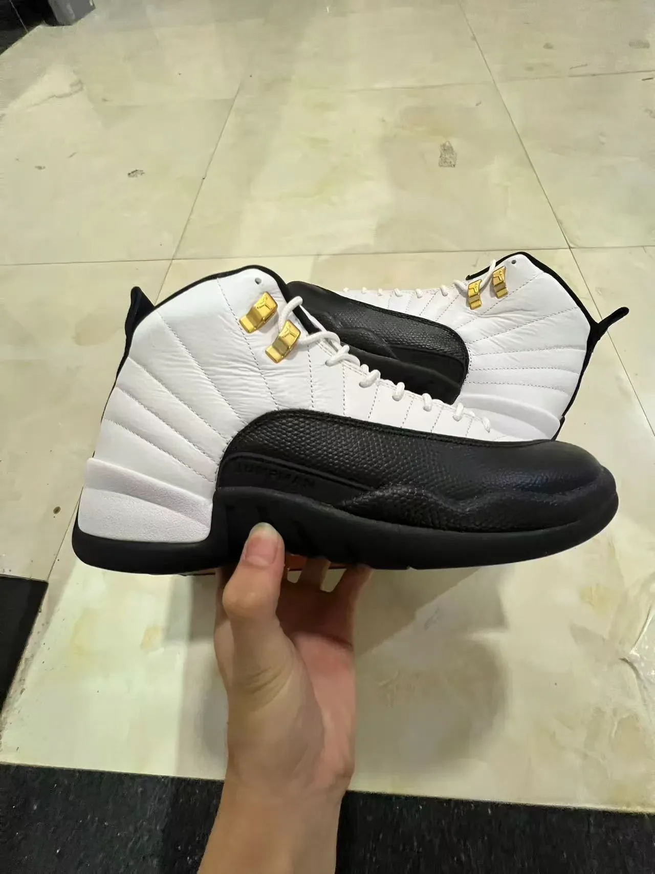 Air Jordan 12 白黑金篮球鞋 7