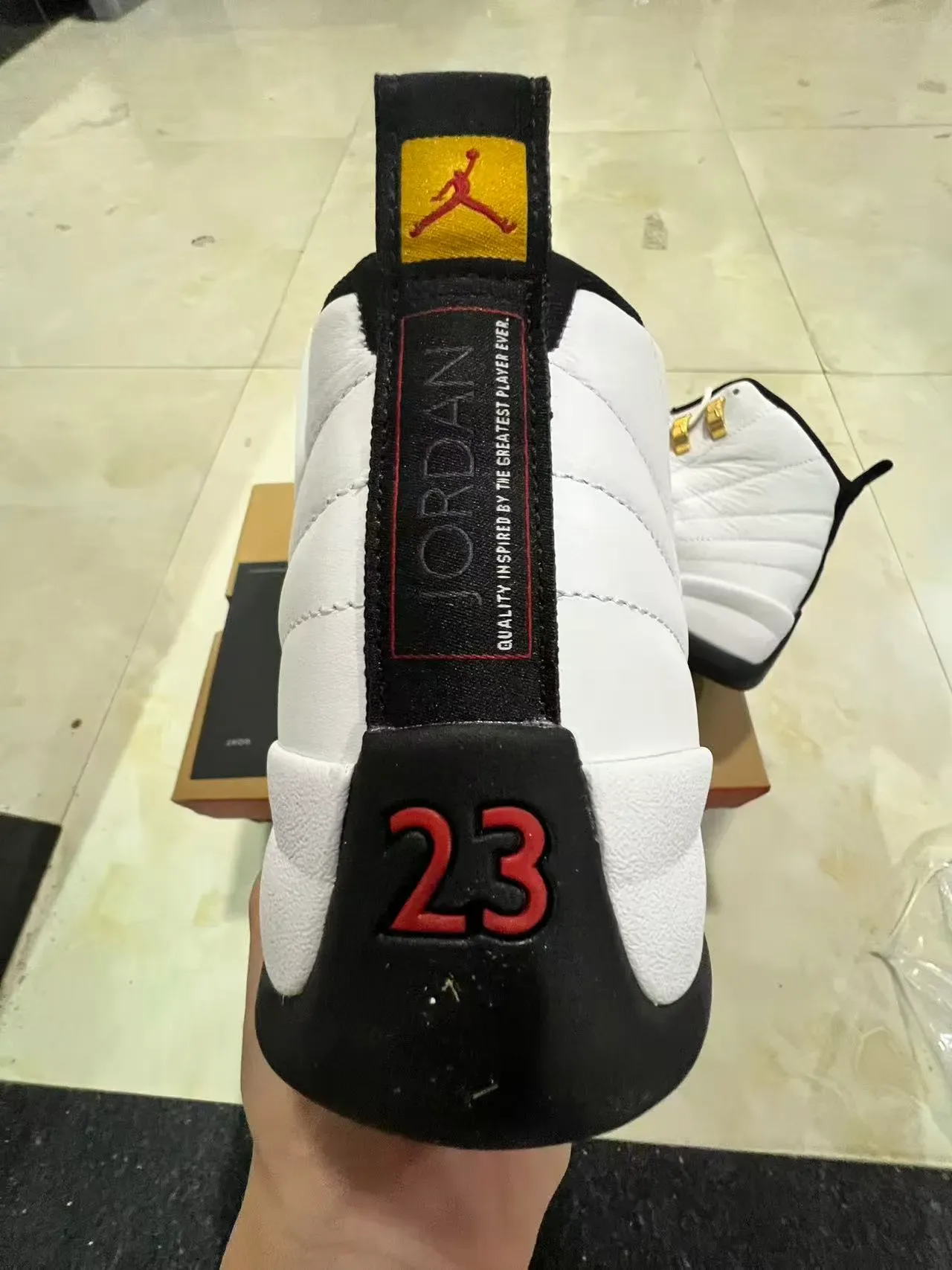 Air Jordan 12 白黑金篮球鞋 8