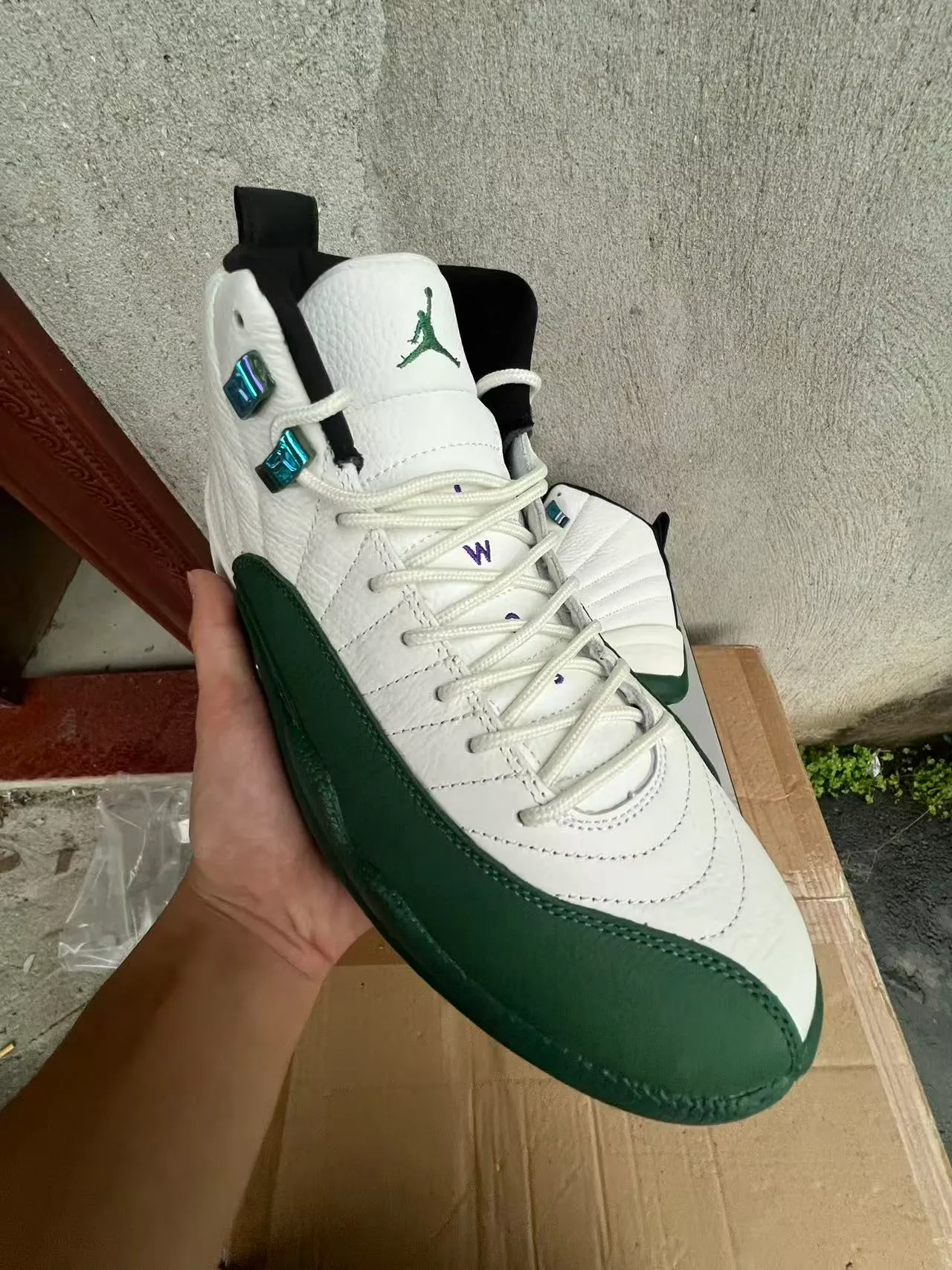 حذاء كرة السلة Air Jordan 12 أبيض وأخضر قزحي 2