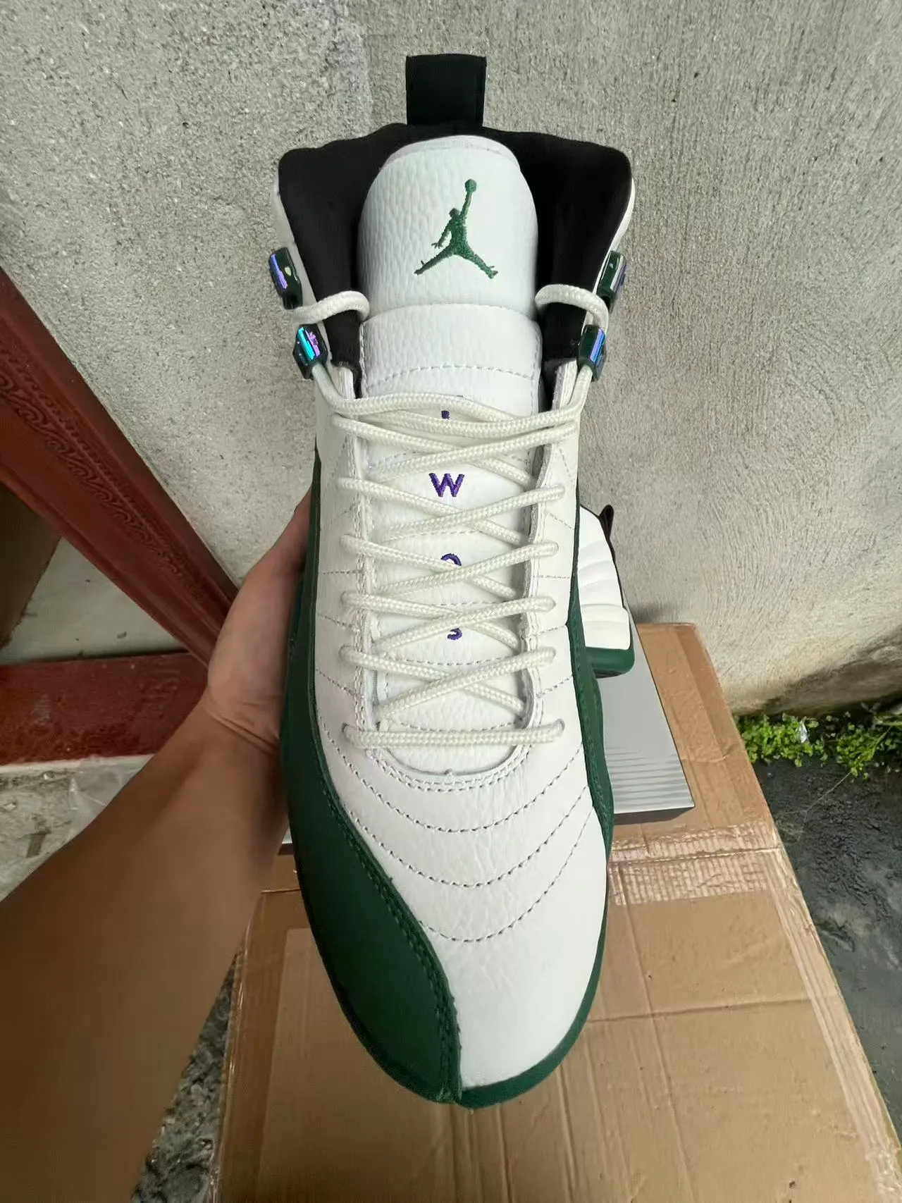 حذاء كرة السلة Air Jordan 12 أبيض وأخضر قزحي 3