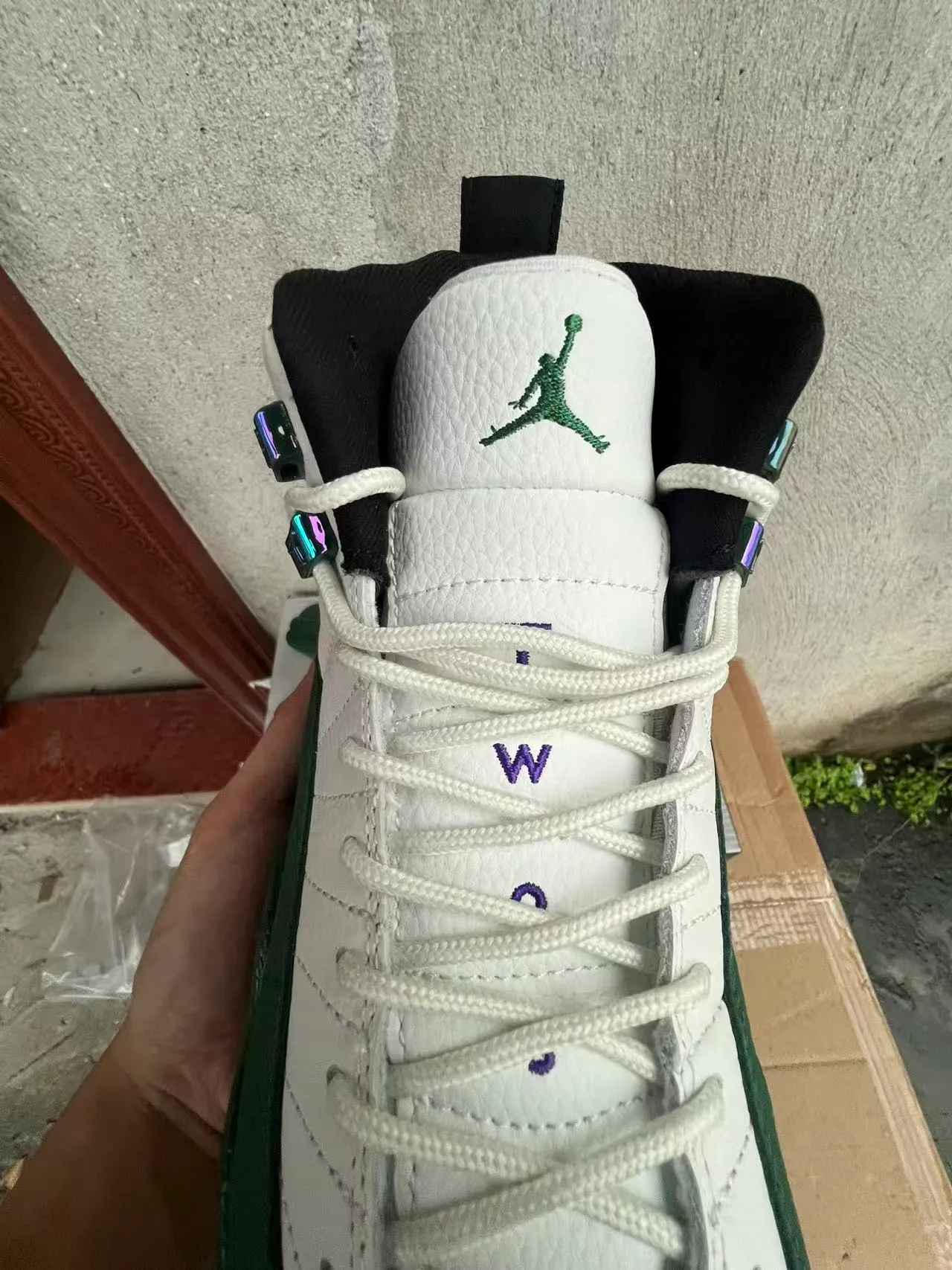 حذاء كرة السلة Air Jordan 12 أبيض وأخضر قزحي 4