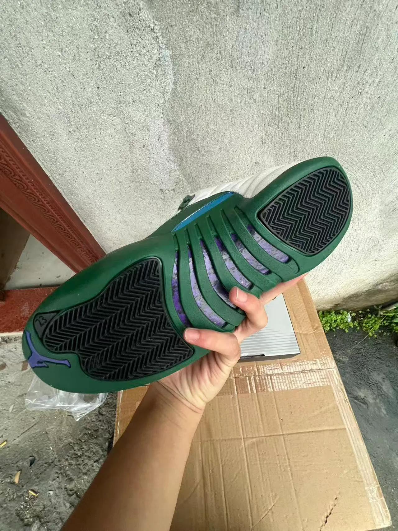 حذاء كرة السلة Air Jordan 12 أبيض وأخضر قزحي 6