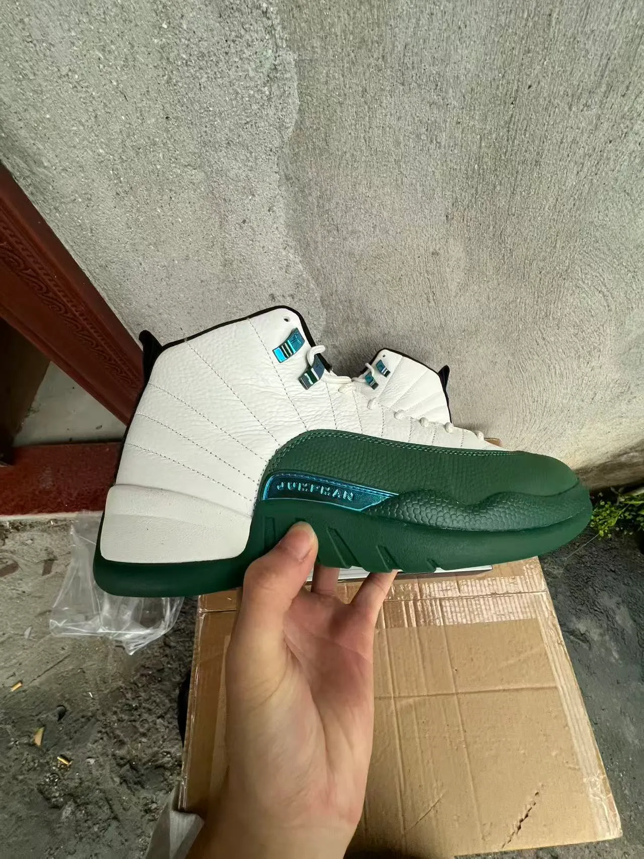 حذاء كرة السلة Air Jordan 12 أبيض وأخضر قزحي 7