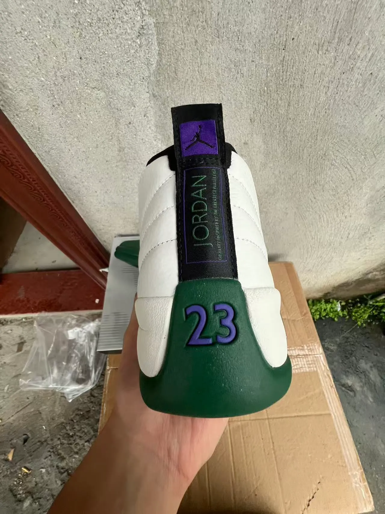 حذاء كرة السلة Air Jordan 12 أبيض وأخضر قزحي 8