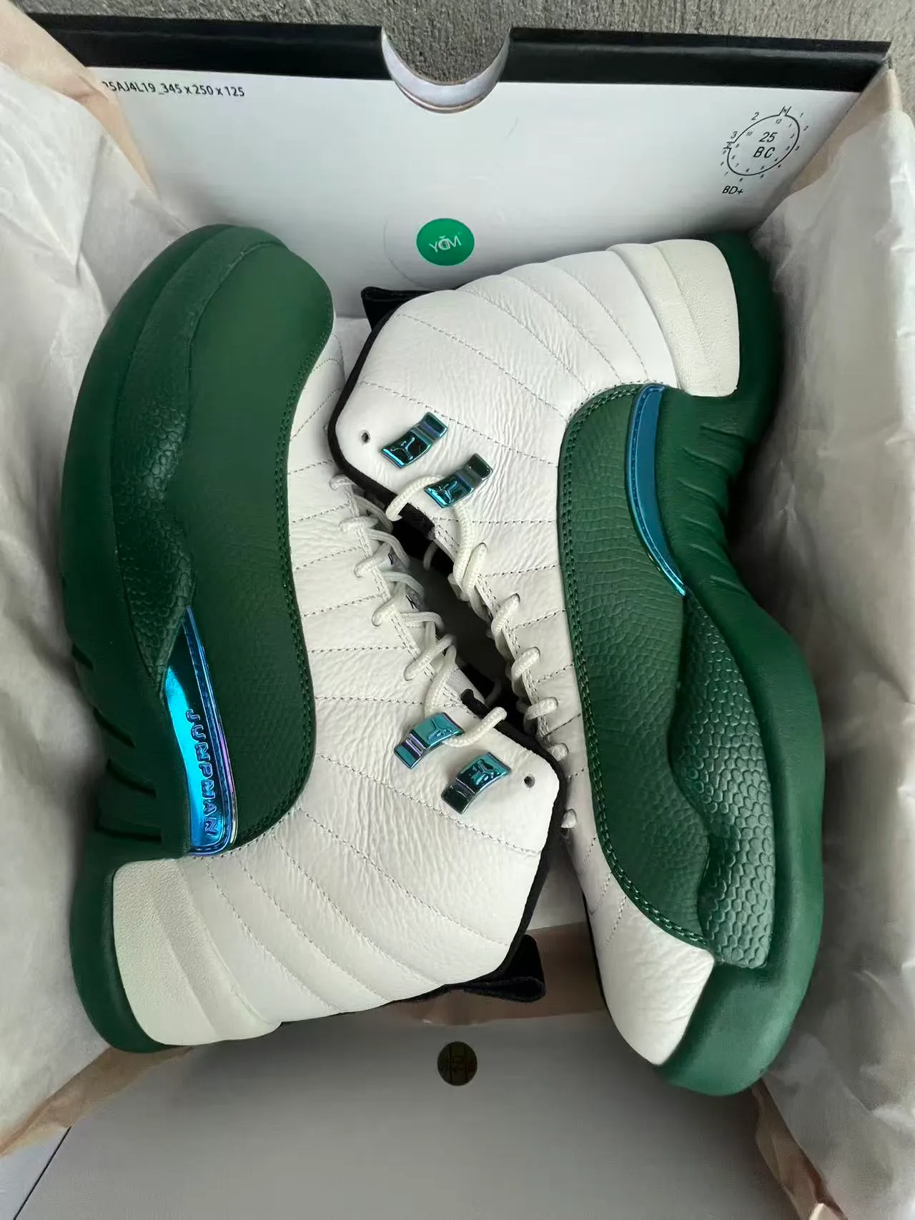 حذاء كرة السلة Air Jordan 12 أبيض وأخضر قزحي 9