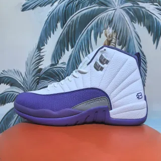 Tênis de basquete Air Jordan 12 pele de cobra branco e roxo