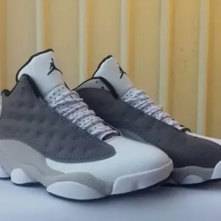 Zapatillas de baloncesto Air Jordan 13 de nobuk perforado en blanco y gris