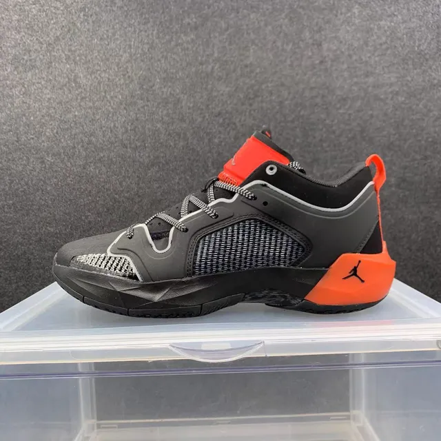 Tênis de basquete em mesh preto e laranja Air Jordan 37 2