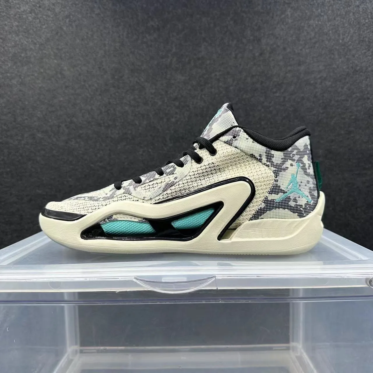 حذاء كرة السلة Air Jordan 37 بلون أوف وايت وأسود وفيروزي 2