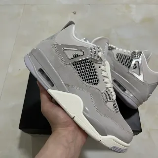 Tênis de basquete Air Jordan 4 cinza claro prata metálico