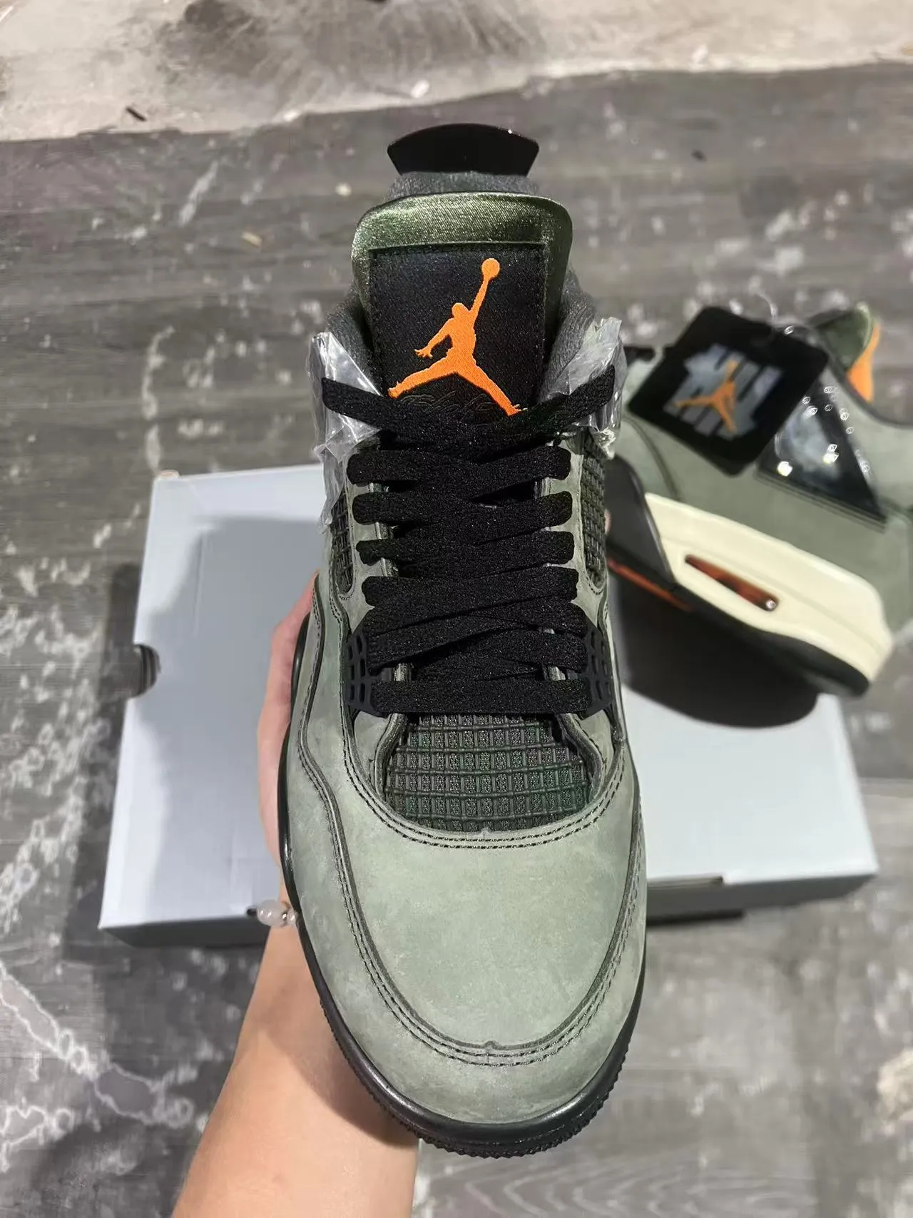 Zapatillas de baloncesto Air Jordan 4 de ante verde salvia 3