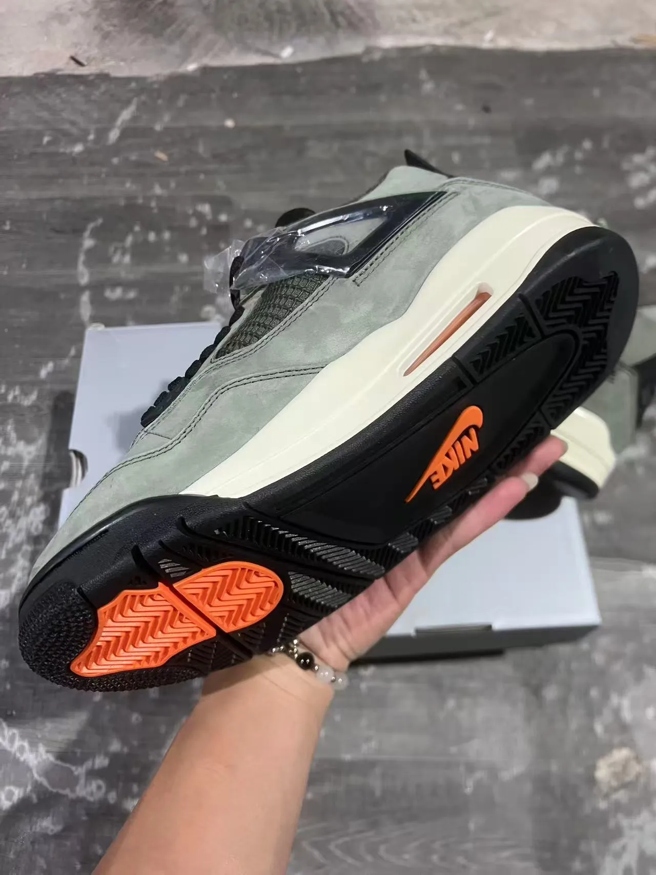 Zapatillas de baloncesto Air Jordan 4 de ante verde salvia 6