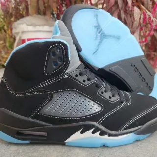 Tênis de basquete Air Jordan 5 de camurça preto e azul-claro