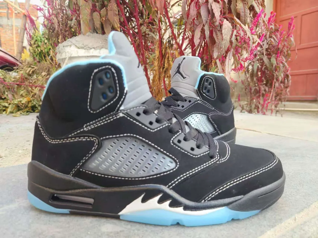 Zapatillas de baloncesto Air Jordan 5 de gamuza negra y azul claro 2