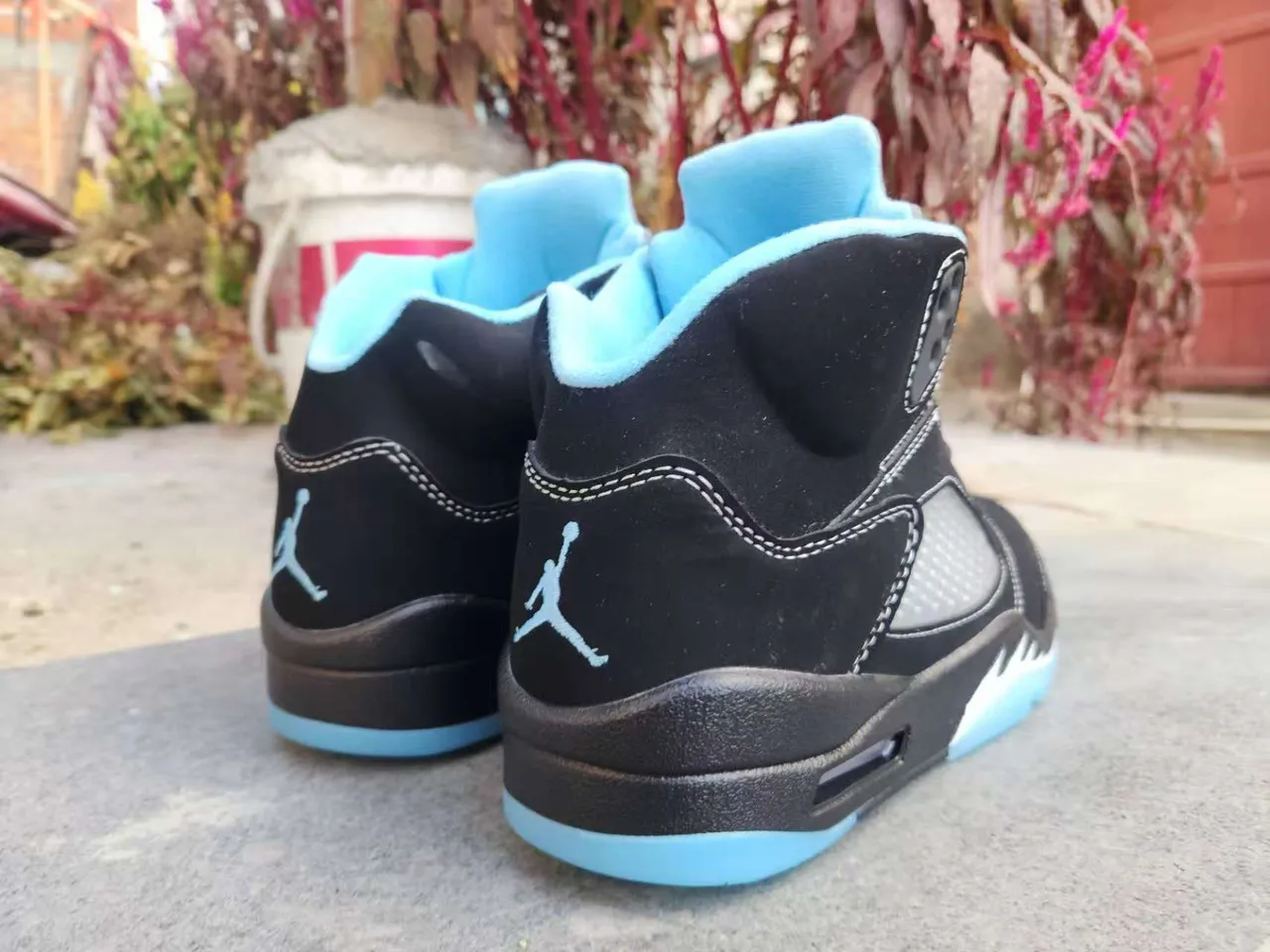Zapatillas de baloncesto Air Jordan 5 de gamuza negra y azul claro 3
