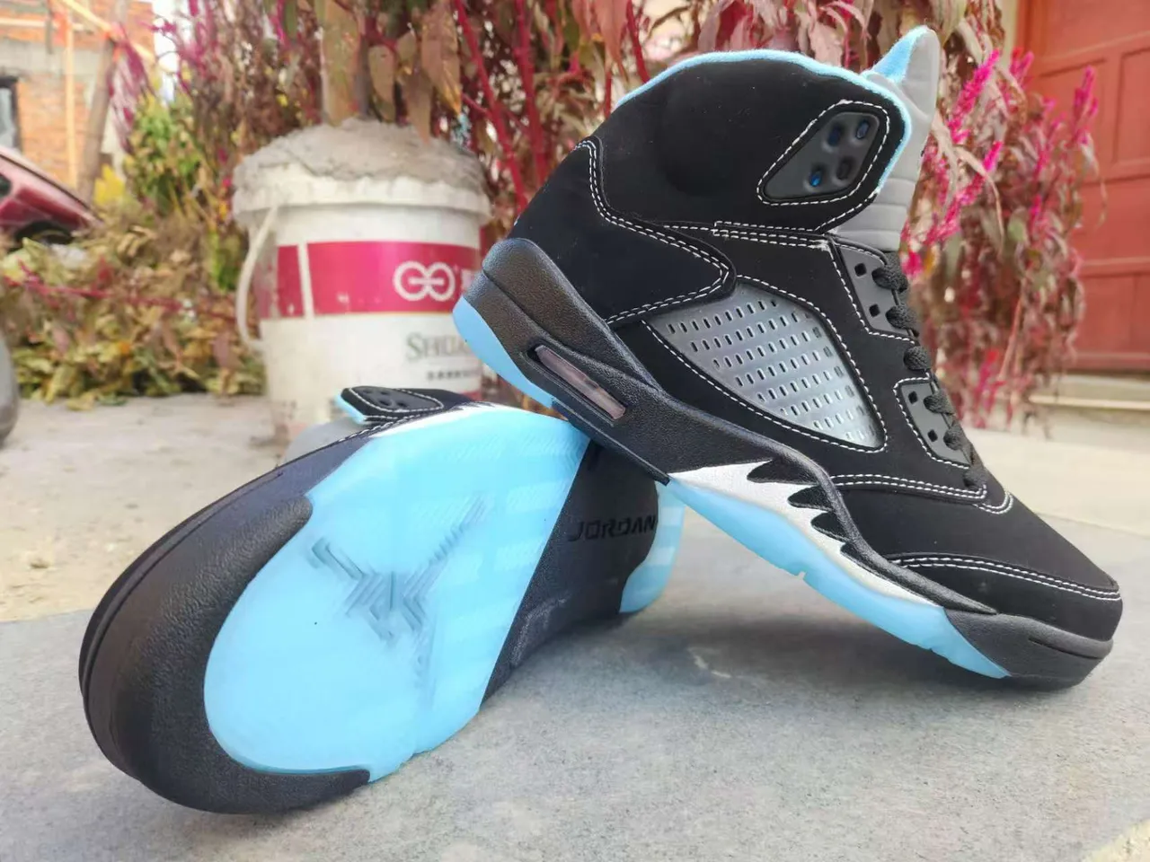 Zapatillas de baloncesto Air Jordan 5 de gamuza negra y azul claro 4