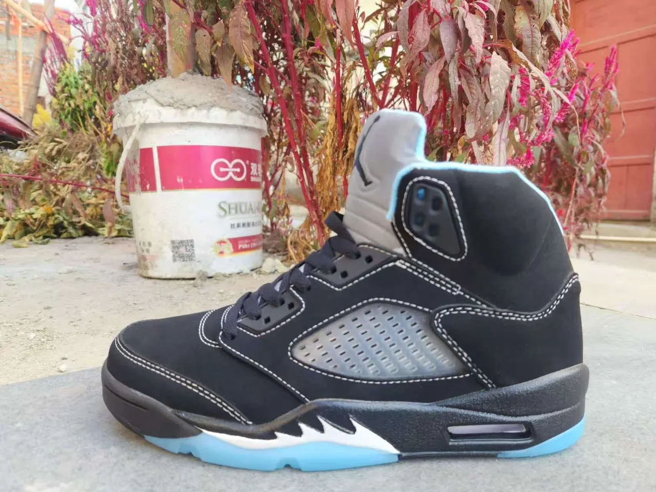 Zapatillas de baloncesto Air Jordan 5 de gamuza negra y azul claro 5