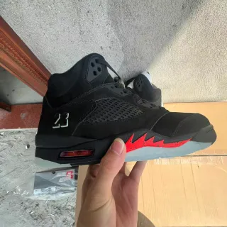 Tênis de basquete Air Jordan 5 preto e vermelho fogo