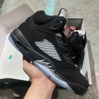Tênis de basquete Air Jordan 5 preto e prateado com entressola translúcida