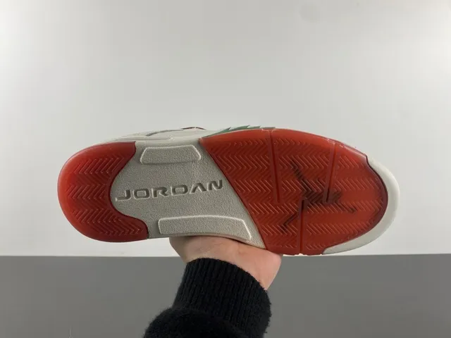 Tênis de basquete Air Jordan 5 branco grená verde 4