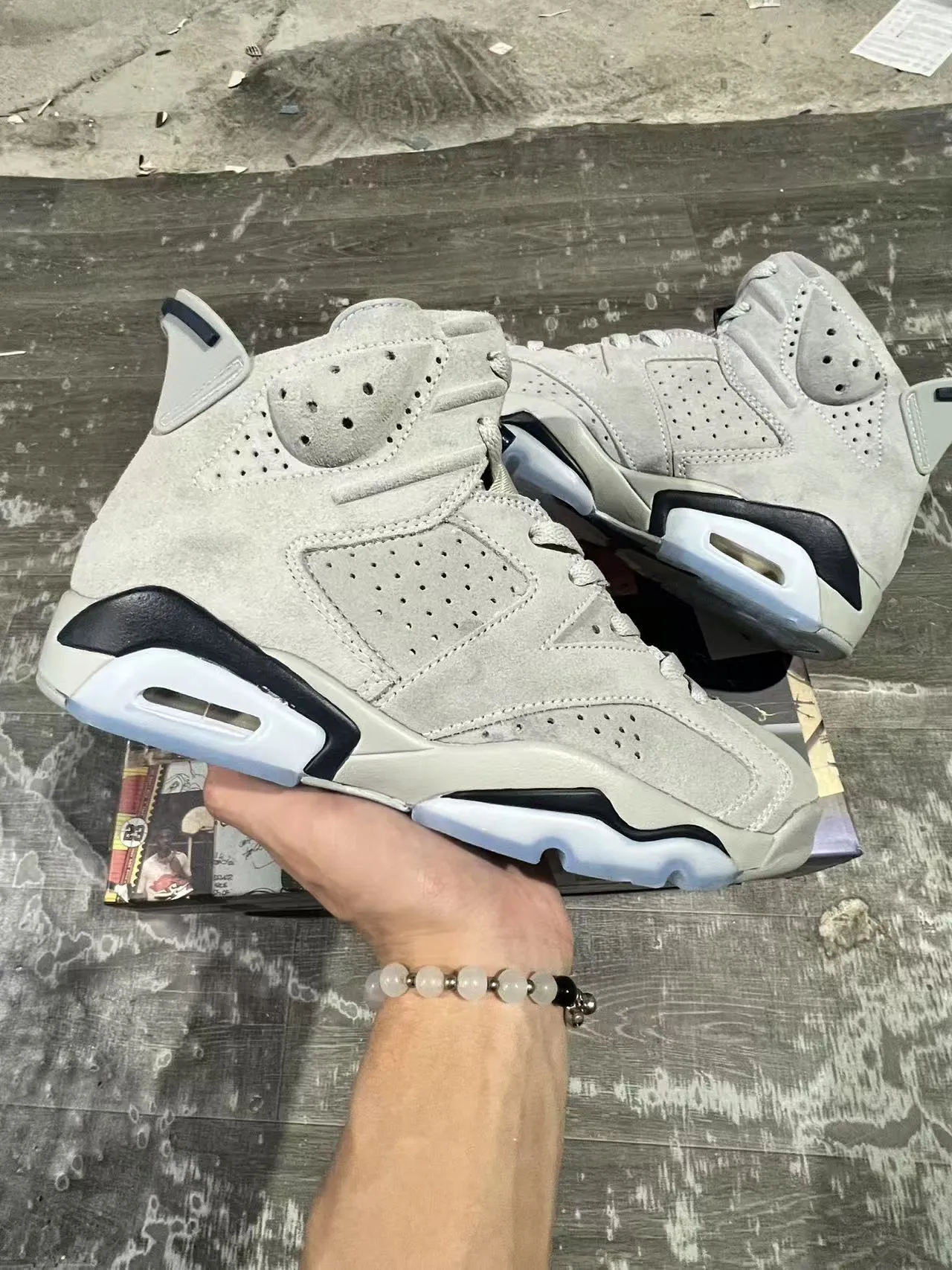 Air Jordan 6 浅灰色麂皮黑白篮球鞋 4
