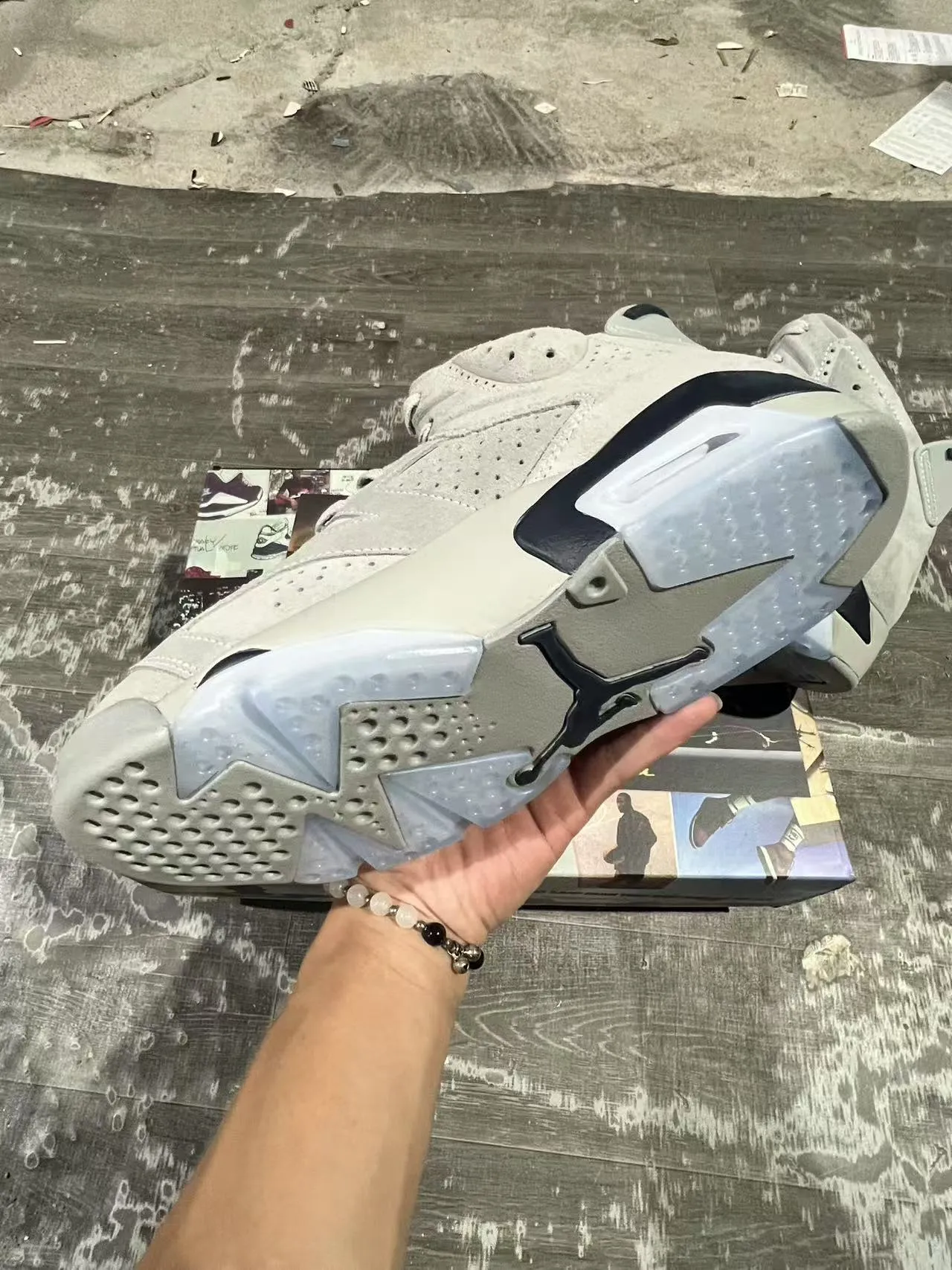 Air Jordan 6 浅灰色麂皮黑白篮球鞋 9