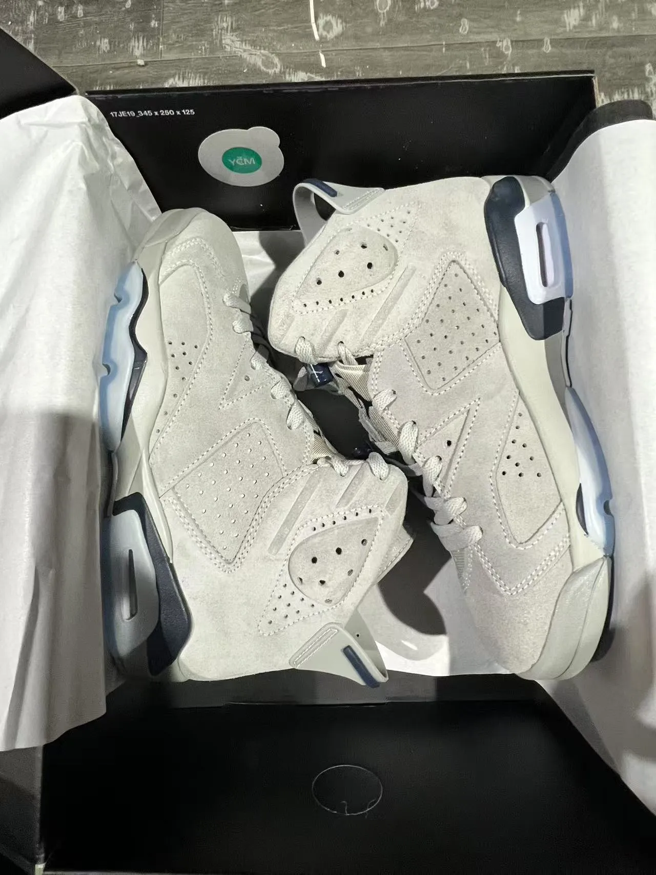 Air Jordan 6 浅灰色麂皮黑白篮球鞋 2