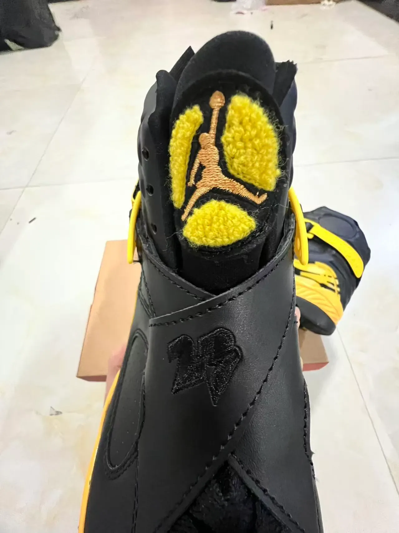Air Jordan 8 Preto Amarelo Tênis de Basquete 4