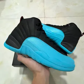 Tênis de basquete Air Jordan cano alto preto e azul com colarinho acolchoado no tornozelo