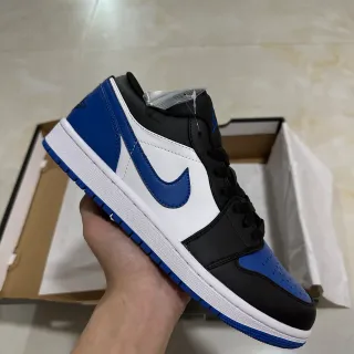Tênis de basquete cano baixo com painéis de couro Air Jordan preto e azul