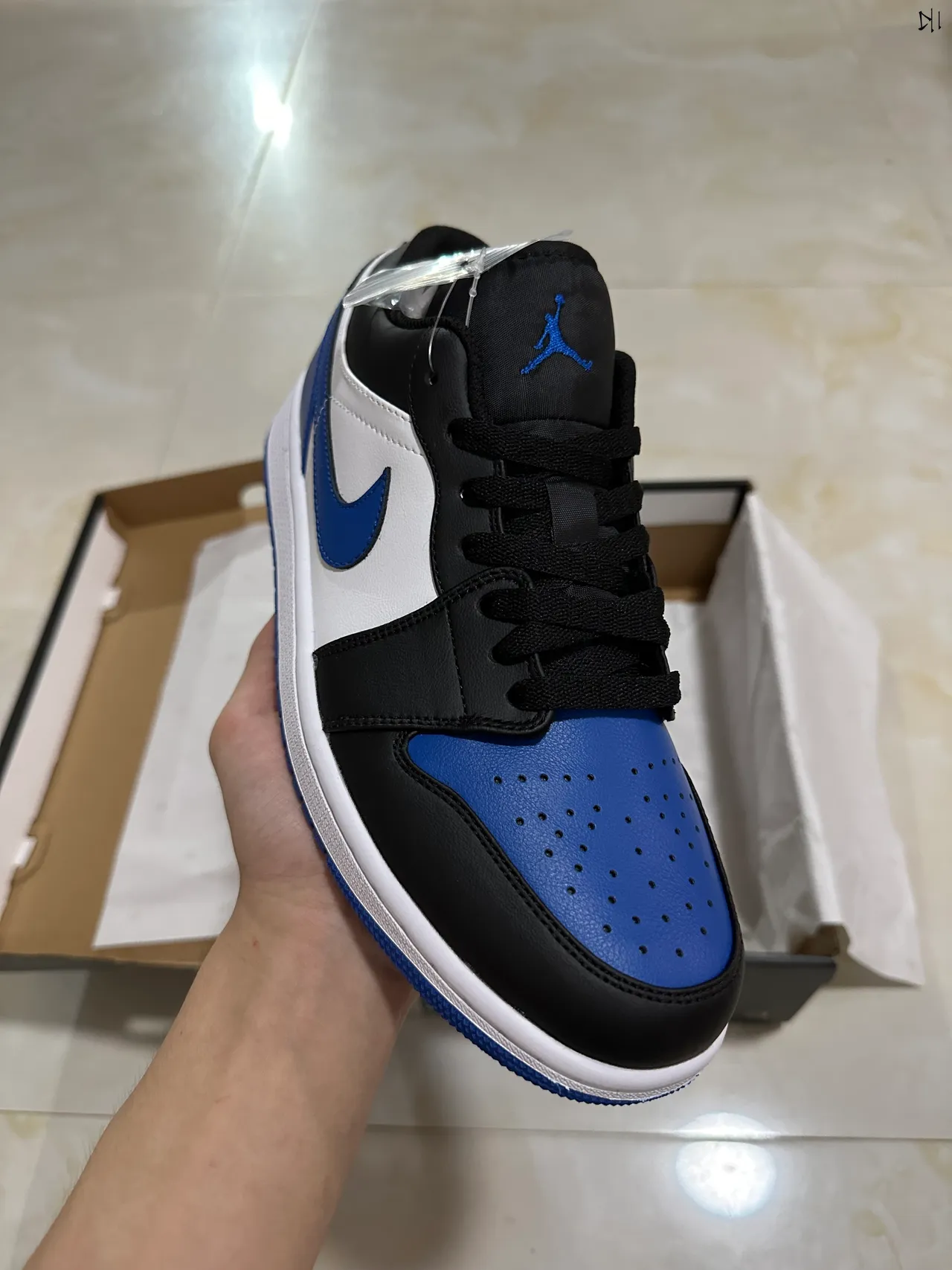 حذاء كرة السلة Air Jordan منخفض الرقبة بأجزاء جلدية باللونين الأسود والأزرق 2