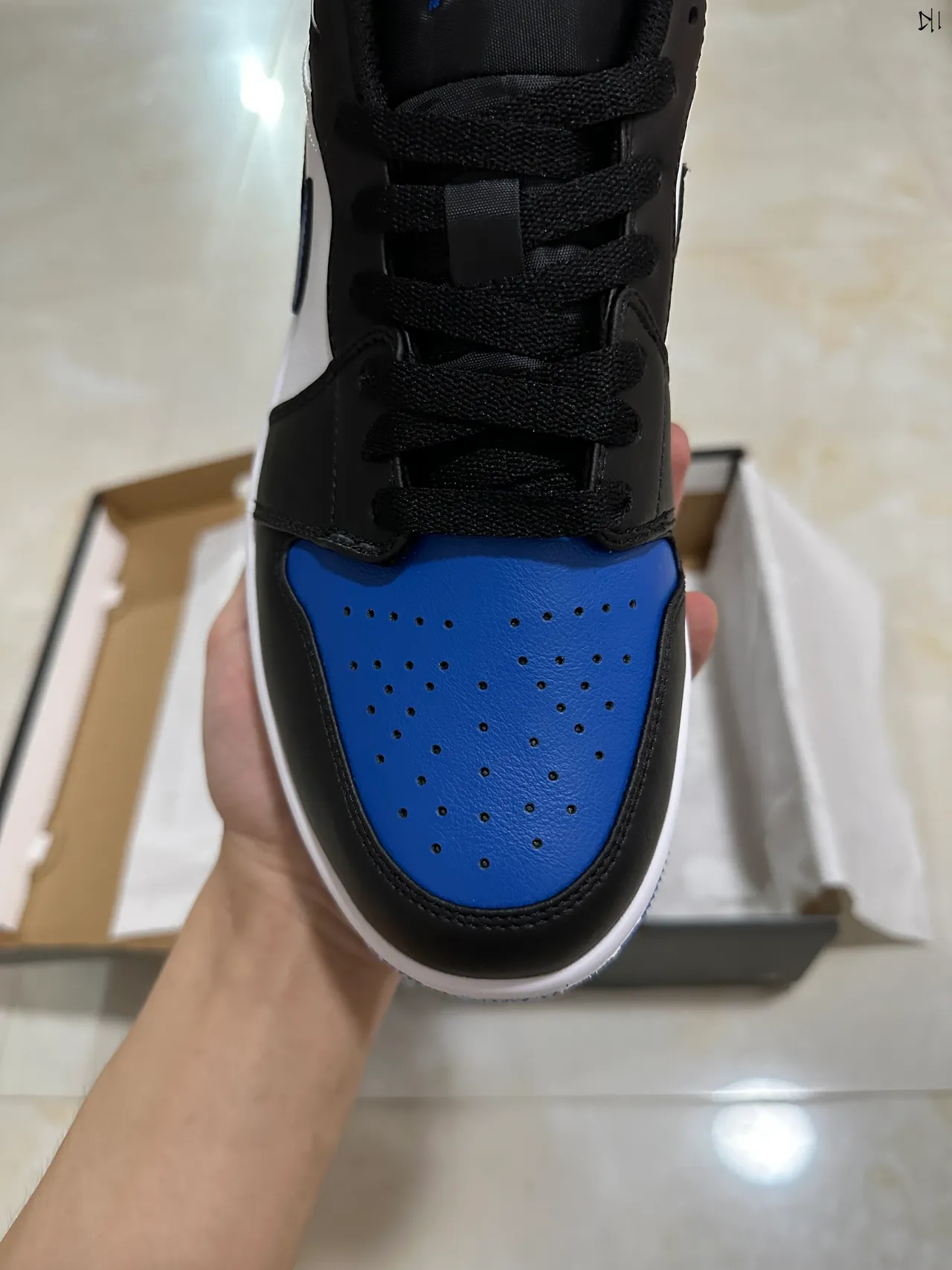 حذاء كرة السلة Air Jordan منخفض الرقبة بأجزاء جلدية باللونين الأسود والأزرق 3