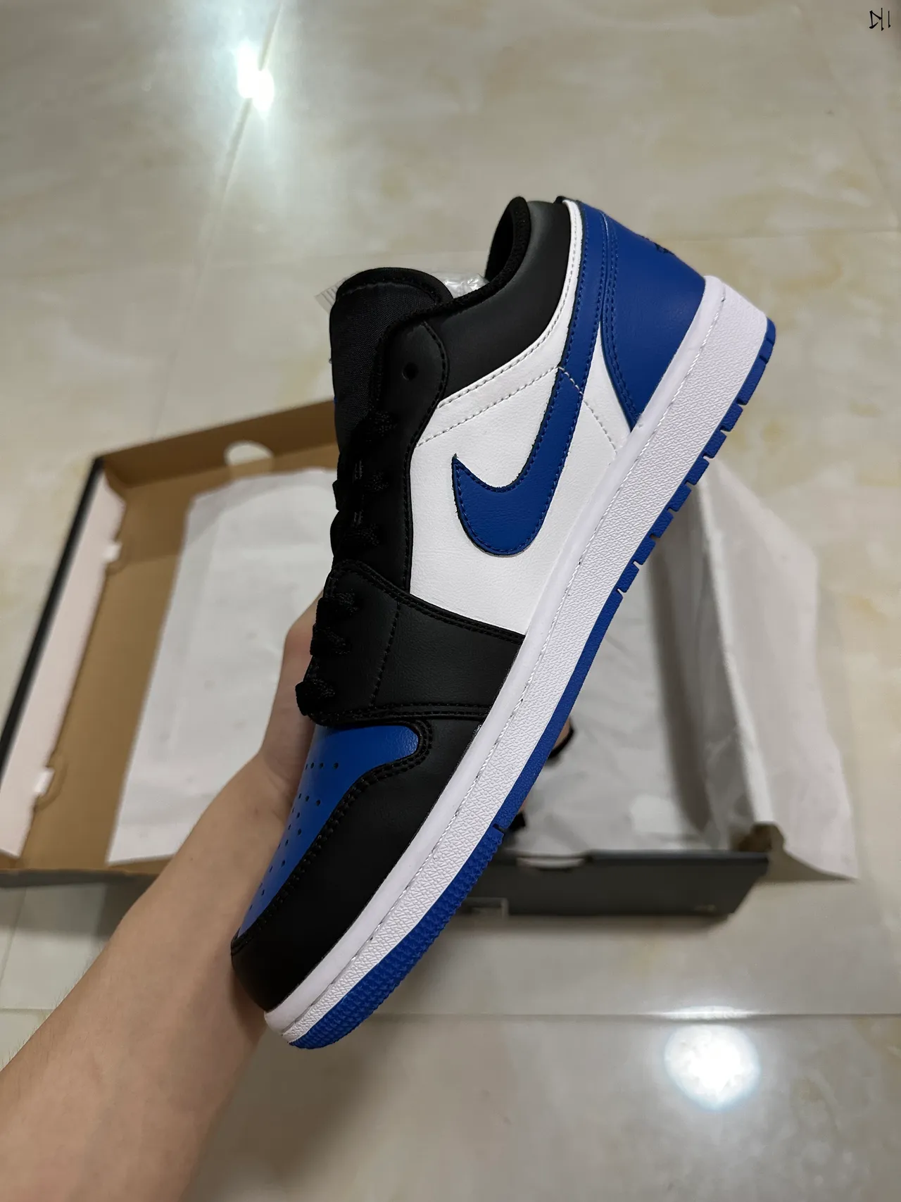 حذاء كرة السلة Air Jordan منخفض الرقبة بأجزاء جلدية باللونين الأسود والأزرق 4