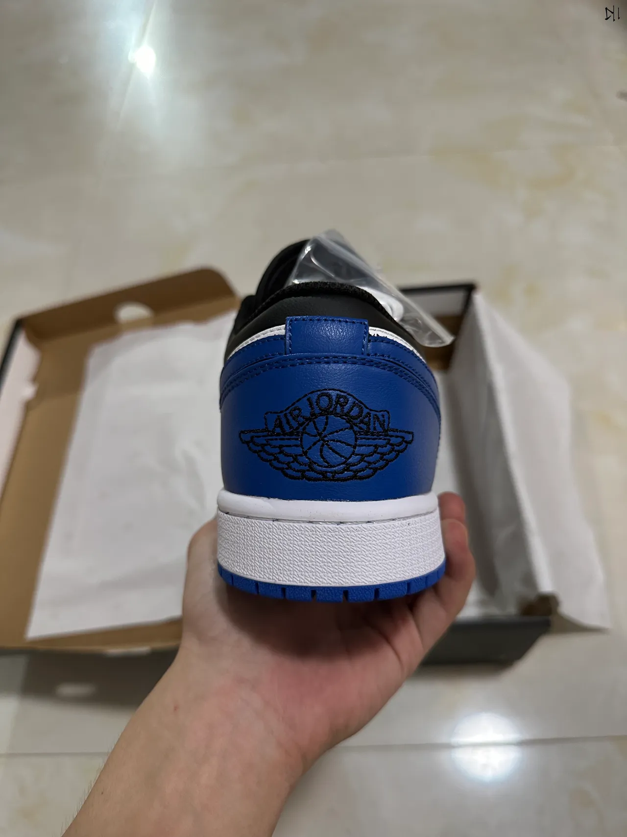 حذاء كرة السلة Air Jordan منخفض الرقبة بأجزاء جلدية باللونين الأسود والأزرق 6