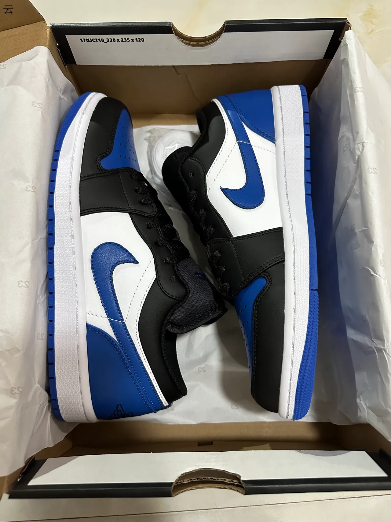 حذاء كرة السلة Air Jordan منخفض الرقبة بأجزاء جلدية باللونين الأسود والأزرق 7