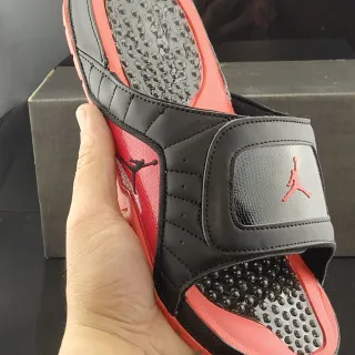 Chinelos slide Air Jordan preto e vermelho com tira única e palmilha com almofadas
