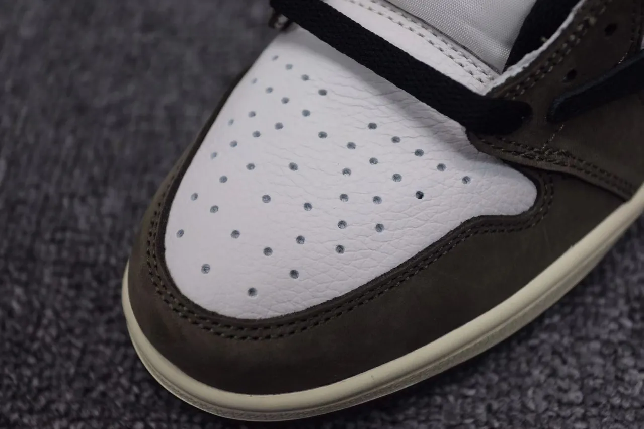 حذاء كرة سلة Air Jordan عالي الرقبة بجزء علوي من الشمواه والجلد باللونين البني والأبيض 3