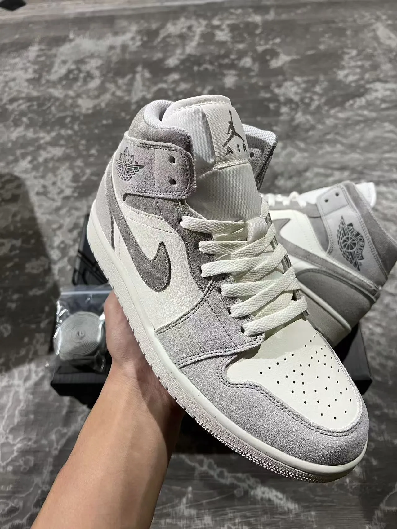 Zapatillas de baloncesto de caña alta Air Jordan en mezcla de gamuza y cuero gris y blanco 2
