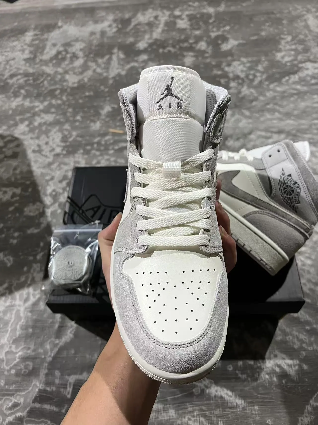 Zapatillas de baloncesto de caña alta Air Jordan en mezcla de gamuza y cuero gris y blanco 3