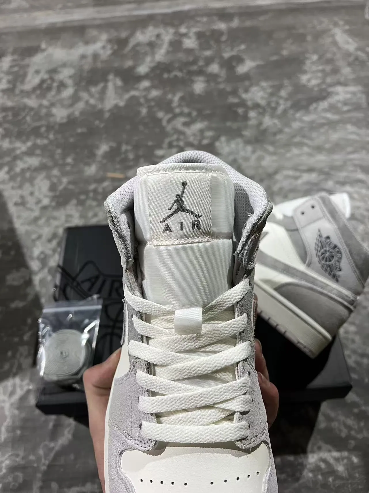 Zapatillas de baloncesto de caña alta Air Jordan en mezcla de gamuza y cuero gris y blanco 4